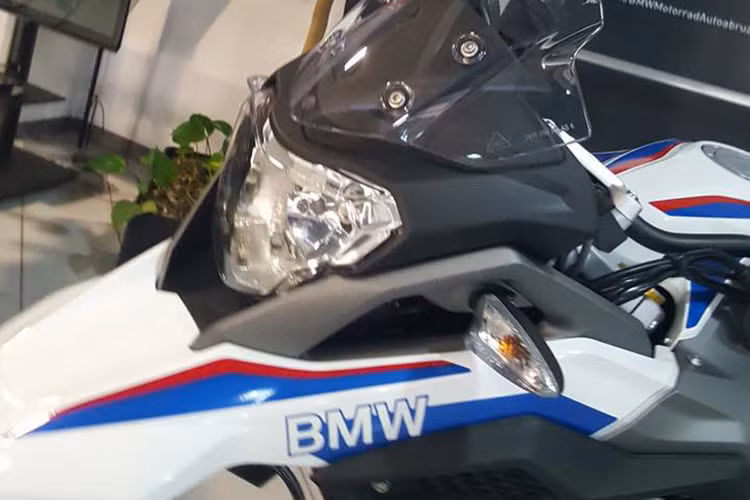 G310R là kết quả từ sự hợp tác giữa hãng xe xứ Bavaria và TVS của Ấn Độ. Chiếc chiếc naked-bike cỡ nhỏ được lấy cảm hứng từ đàn anh môtô phân khối lớn S1000R, thuộc thế hệ môtô phân khối nhỏ với mức giá cạnh tranh đầu tiên của nhà sản xuất BMW Motorrad đến từ Đức.