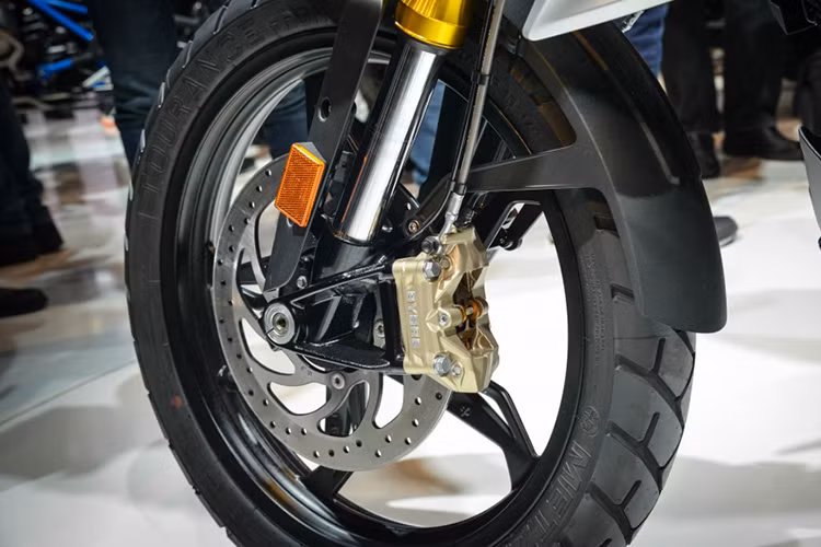 Lực hãm của chiếc xe cỡ nhỏ nhà BMW Motorrad bắt nguồn từ phanh đĩa 300mm trước, đi kèm kẹp phanh 4 piston. Trên bánh sau là phanh đĩa 240mm và kẹp phanh 2 piston. Hệ thống chống bó cứng phanh ABS là trang bị tiêu chuẩn dành cho BMW G310GS phiên bản 2017.