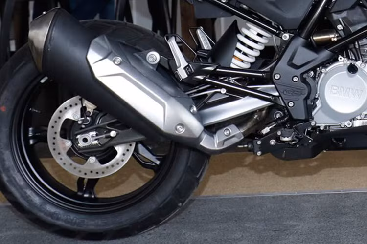 Xe được trang bị ống xả đơn nằm bên phải, bên dưới tay đòn. Nằm giữa bộ khung của chiếc xe môtô cỡ nhỏ này là khối động cơ 1 xi-lanh DOHC làm mát bằng nước, có phun xăng điện tử và dung tích 313 cc. Đây là động cơ nhỏ nhất mà BMW từng sản xuất kể từ chiếc R24 từ năm 1948.