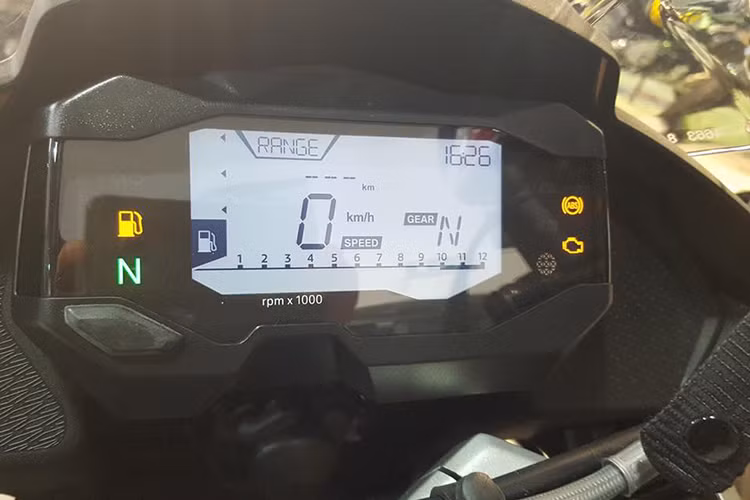 Đồng hồ của chiếc xe naked-bike cỡ nhỏ này dạng full LCD hiện đại, có báo cấp số và các thông tin cần thiết. Tay lái của xe thiết kế cao, vừa tầm với cho người sử dụng và được sơn tĩnh điện màu đen. Các nút bấm trên xe thiết kế đoen giản hơn nhiều so với các đàn anh nhà BMW Motorrad.