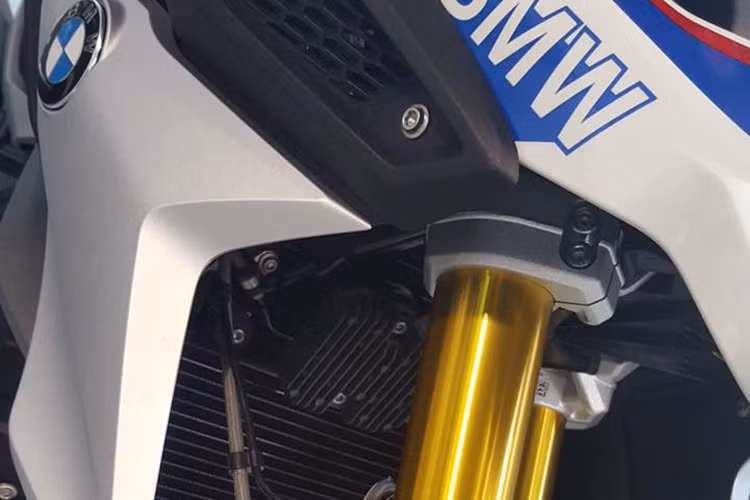 Hệ thống treo của BMW G310GS bao gồm phuộc hành trình ngược 41 mm phía trước, không tùy chỉnh và giảm xóc đơn tùy chỉnh theo tải nối với tay đòn dài bằng nhôm. Cả phuộc trước và giảm xóc sau của BMW G310GS 2017 đều có hành trình 178 mm. Như vậy, so với G310R, BMW G310GS 2017 có hành trình phuộc trước dài hơn khoảng 51 mm.