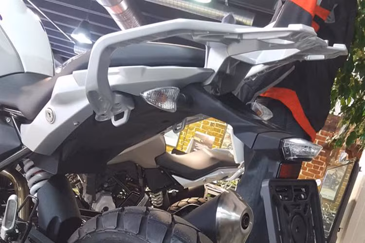 Xe có yên cao 835 mm và trọng lượng 169,5 kg. Những trang thiết bị tùy chọn của BMW G310GS bao gồm thùng đựng đồ 30 lít phía sau, ổ điện 12 V, tay nắm sưởi ấm, yên tùy chỉnh độ cao 820 mm hoặc 850 mm, chân chống giữa, hệ thống định vị vệ tinh và kết nối điện thoại thông minh.