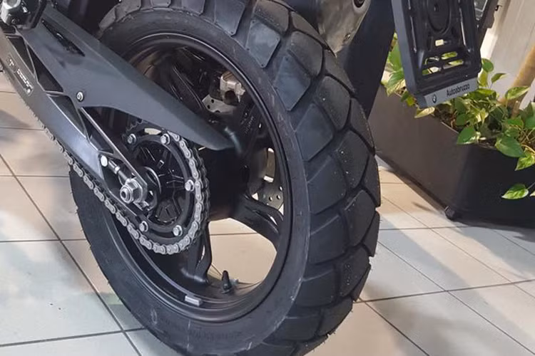 Tuy chỉ là môtô 300 phân khối nhưng G310GS phiên bản 2017 có thiết kế không khác gì những dòng adventure lớn hơn của BMW. Điều này được thể hiện qua thiết kế đầu xe, tản nhiệt, dàn áo bên sườn và bình xăng giống BMW R1200GS. Xe được trang bị bộ mâm 5 chấu màu đen đi kèm lốp không săm bánh trước kích thước 19 inch và 17 inch sau.