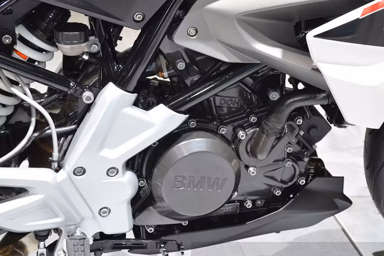 Động cơ này có công suất tối đa 34 mã lực cùng với mô-men xoắn cực đại 27,9 Nm. Theo BMW, là một sản phẩm toàn cầu và hướng chủ yếu tới các thị trường đang phát triển, chiếc xe có thể sử dụng được mọi loại xăng. Ngoài ra, động cơ còn kết hợp với hộp số 6 cấp và hệ truyền động dây đai với vòng tua máy cực đại 10.500 vòng/phút.