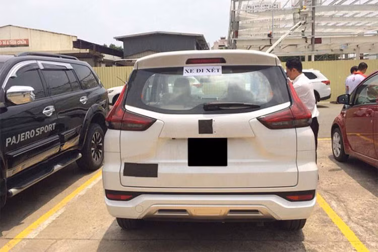 Mặc dù chưa chính thức ra mắt thị trường Việt Nam, nhưng các đại lý hiện đã nhận cọc xe và tiết lộ rằng mẫu xe này sẽ có giá bán chỉ ngang ngửa với chiếc sedan Toyota Vios. Cụ thể, Mitsubishi Xpander 2018 bản số sàn sẽ có giá dưới 600 triệu đồng. Trong khi đó, Mitsubishi Xpander 2018 bản số tự động sẽ có giá hơn 600 triệu đồng.