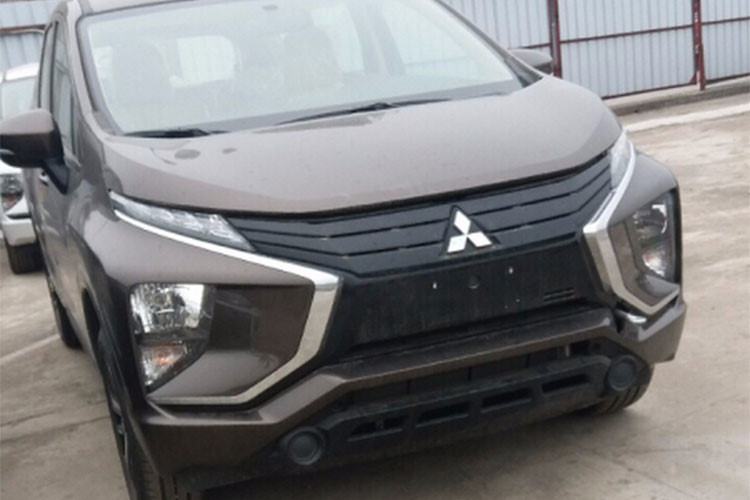 Hình ảnh xe Mitsubishi Xpander tại Việt Nam cho thấy sẽ có tới 2 phiên bản và được phân biệt từ ngoại thất. Cụ thể, bản cao cấp có lưới tản nhiệt mạ chrome, ốp gương chiếu hậu chrome, nẹp chrome chạy dọc theo kính hông và ốp gầm trước sau màu bạc. Phía trước còn có đèn sương mù.