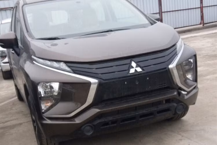 Hình ảnh xe Mitsubishi Xpander tại Việt Nam cho thấy sẽ có tới 2 phiên bản và được phân biệt từ ngoại thất. Cụ thể, bản cao cấp có lưới tản nhiệt mạ chrome, ốp gương chiếu hậu chrome, nẹp chrome chạy dọc theo kính hông và ốp gầm trước sau màu bạc. Phía trước còn có đèn sương mù.