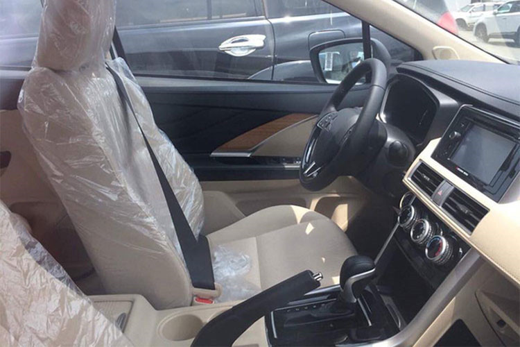 Đáng chú ý là hàng ghế thứ 2 rộng rãi cho 3 người ngồi, có thể gập gọn theo tỉ lệ 40 – 60 để người dùng vào hàng ghế thứ 3. Xe được trang bị hệ thống chống bó cứng phanh ABS, hệ thống phân bố lực phanh điện tử EBD, trợ lực phanh gấp BA, hỗ trợ khởi hành ngang dốc HSA, camera lùi, 2 túi khí trước, kiểm soát ổn định thân xe…