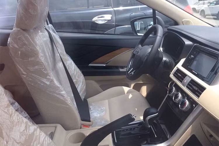 Đáng chú ý là hàng ghế thứ 2 rộng rãi cho 3 người ngồi, có thể gập gọn theo tỉ lệ 40 – 60 để người dùng vào hàng ghế thứ 3. Xe được trang bị hệ thống chống bó cứng phanh ABS, hệ thống phân bố lực phanh điện tử EBD, trợ lực phanh gấp BA, hỗ trợ khởi hành ngang dốc HSA, camera lùi, 2 túi khí trước, kiểm soát ổn định thân xe…