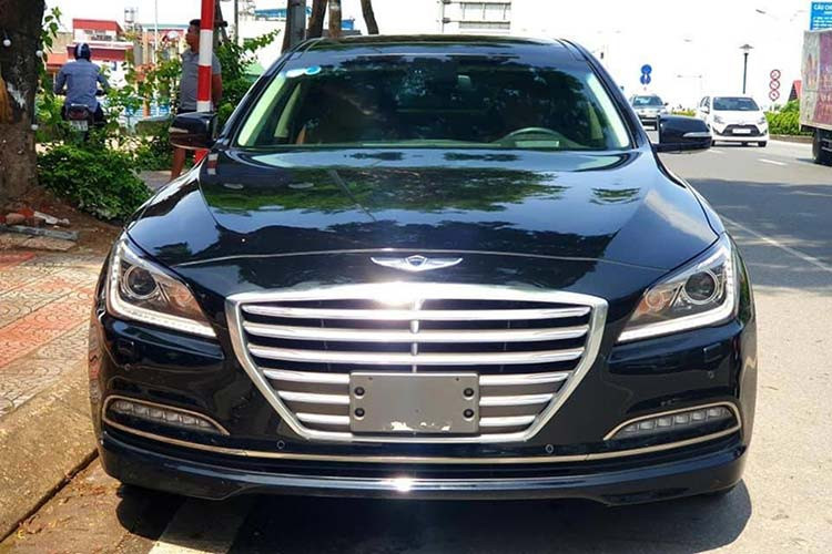 Mặt trước của Genesis Sedan 2016 nổi bật với cụm lưới tản nhiệt cỡ lớn với 6 nan ngang đi kèm viền kim loại mạ chrome sáng, thiết kế này làm nhiều người liên tưởng đến những chiếc siêu xe Aston Martin của Anh quốc. Hệ thống đèn pha HID với hệ thống cân bằng tinh vi giữ ánh sáng luôn song song với mặt đường, đi kèm với đó là dải LED chạy ngày ấn tượng.