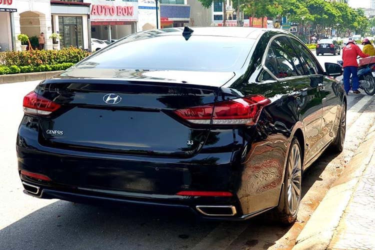 Tại thị trường Mỹ, Hyundai Genesis Sedan 2016 phiên bản 3.8 khi ra mắt có giá bán đề xuất từ 38.750 USD trong khi đó về Việt Nam với nhiều trang bị tùy chọn hiện đại và đẳng cấp, xe được phân phối chính hãng với giá khoảng 2,5 tỷ đồng.