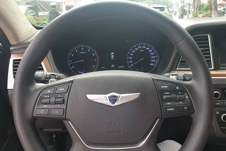 Hệ thống giải trí đa thông tin tích hợp sau màn hình 9,2 inch, độ phân giải HD. Âm thanh Lexicon cao cấp với 17 loa. Hướng tới hàng ghế ông chủ, Genesis bố trí một bảng điều khiển tích hợp trong bệ tì tay, cho phép người ngồi phía sau có thể chỉnh hệ thống giải trí, ghế trước, sau, điều hòa...