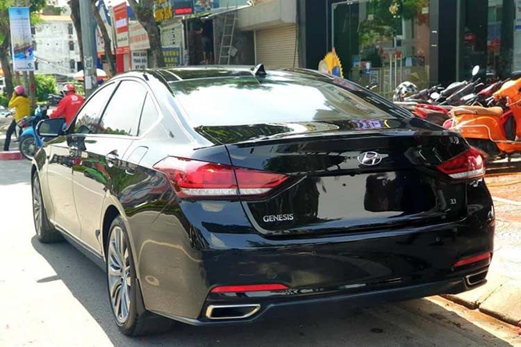 Mẫu xe sang Genesis G80 của Hàn Quốc định vị ngang tầm Mercedes-Benz E-Class, BMW 5-Series hay Audi A6. Chiếc Genesis G80 này thuộc phiên bản thường, xe sở hữu kích thước tổng thể ở mức dài 4.991mm, rộng 1.889 mm, cao 1.481 mm, chiều dài trục cơ sở 3.010 mm.