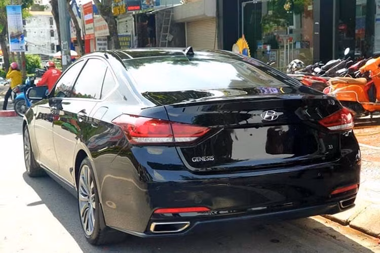 Mẫu xe sang Genesis G80 của Hàn Quốc định vị ngang tầm Mercedes-Benz E-Class, BMW 5-Series hay Audi A6. Chiếc Genesis G80 này thuộc phiên bản thường, xe sở hữu kích thước tổng thể ở mức dài 4.991mm, rộng 1.889 mm, cao 1.481 mm, chiều dài trục cơ sở 3.010 mm.