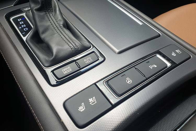 Công nghệ an toàn cũng là điểm mạnh mà Genesis muốn đưa G80 ngang hoặc hơn xe Nhật, Đức. Các tính năng chủ động gồm cảnh báo điểm mù, hỗ trợ tránh va chạm, phanh tự động, phát hiện người đi bộ, cảnh báo giao thông phía sau và camera 360 độ. Các trang bị cơ bản như hỗ trợ phanh, cân bằng điện tử, hỗ trợ đổ đèo… hay 9 túi khí.