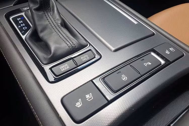 Công nghệ an toàn cũng là điểm mạnh mà Genesis muốn đưa G80 ngang hoặc hơn xe Nhật, Đức. Các tính năng chủ động gồm cảnh báo điểm mù, hỗ trợ tránh va chạm, phanh tự động, phát hiện người đi bộ, cảnh báo giao thông phía sau và camera 360 độ. Các trang bị cơ bản như hỗ trợ phanh, cân bằng điện tử, hỗ trợ đổ đèo… hay 9 túi khí.