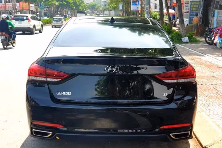 Xe gây ấn tượng với cụm đèn hậu được thiết kế ấn tượng sử dụng công nghệ LED. Cặp ống xả với chụp làm từ kim loại đặt đối xứng 2 bên, cửa cốp trên Hyundai Genesis Sedan có khả năng đóng mở điện trong khi 4 cửa chính là loại cửa hít khá hiện đại. Mâm xe là loại 19 inch đa chấu đi kèm lốp kích thước 245/40.