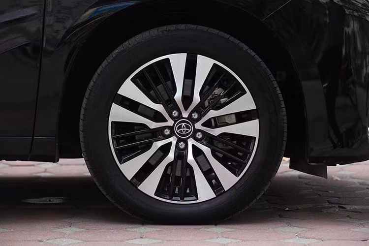 Ở phiên bản nâng cấp mới, Toyota Alphard sở hữu một số đổi mới về thiết kế ngoại thất hầm hố và góc cạnh hơn. Bên cạnh đó trên phiên bản nâng cấp mới này, logo của hãng Toyota cũng được thay thế bằng logo riêng của dòng xe này để khẳng định độ sang trọng.