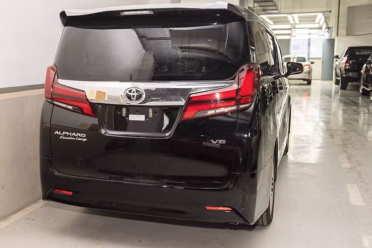 Hệ thống an toàn Toyota Safety Sense P thế hệ thứ 2 là trang bị tiêu chuẩn trên Alphard 2018. Điểm đáng chú ý của hệ thống này gồm cảnh báo trước va chạm với chức năng phát hiện khách bộ hành và người đi xe đạp, hệ thống hỗ trợ giữ làn đường với cảnh báo chệch làn đường và chức năng thông báo khởi động xe tiên tiến.