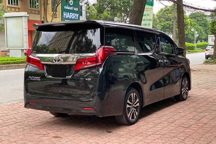 Trước khi mua chiếc MPV hạng sang Toyota Alphard, ca sĩ Tuấn Hưng đang sở hữu 2 mẫu xe đáng chú ý là Ferrari 488 GTB và Mercedes-Benz S450 L Luxury mới được dán tem màu hồng cá tính. Toyota Alphard Executive Lounge hiện đang được phân phối chính hãng tại Việt Nam với giá hơn 4 tỷ đồng. Trong giới chơi xe, đại gia siêu xe Cường Đô la hiện cũng đang sở hữu một chiếc Toyota Alphard.
