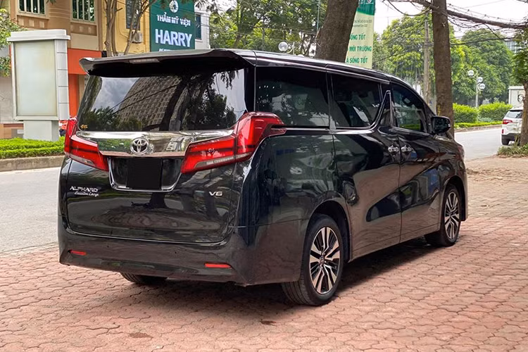 Trước khi mua chiếc MPV hạng sang Toyota Alphard, ca sĩ Tuấn Hưng đang sở hữu 2 mẫu xe đáng chú ý là Ferrari 488 GTB và Mercedes-Benz S450 L Luxury mới được dán tem màu hồng cá tính. Toyota Alphard Executive Lounge hiện đang được phân phối chính hãng tại Việt Nam với giá hơn 4 tỷ đồng. Trong giới chơi xe, đại gia siêu xe Cường Đô la hiện cũng đang sở hữu một chiếc Toyota Alphard.