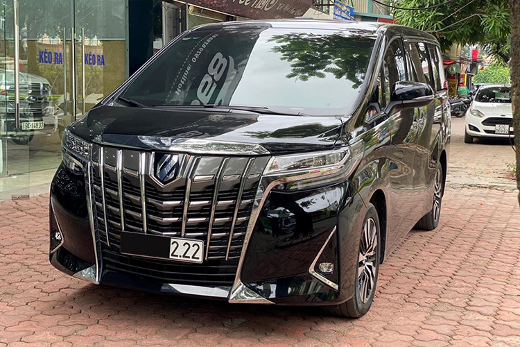 Giá xe Toyota Alphard mà nam cã sĩ Tuấn Hưng vừa tậu về từng được showroom tư nhân chào bán với mức gần 4 tỷ đồng. Xe thuộc phiên bản Executive Lounge đã đăng kí biển số Hà Nội khá đẹp, lăn bánh hơn 10.000 km và từng được chủ nhân trước mua chính hãng tại Việt Nam.