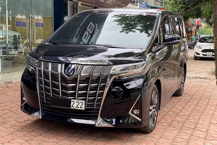 Giá xe Toyota Alphard mà nam cã sĩ Tuấn Hưng vừa tậu về từng được showroom tư nhân chào bán với mức gần 4 tỷ đồng. Xe thuộc phiên bản Executive Lounge đã đăng kí biển số Hà Nội khá đẹp, lăn bánh hơn 10.000 km và từng được chủ nhân trước mua chính hãng tại Việt Nam.