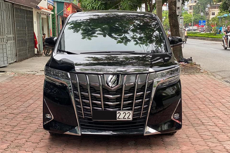 Chiếc xe Toyota Alphard của Tuấn Hưng là bản mới, nó trông sang trọng hơn thế hệ cũ. Toyota đã thực hiện những thay đổi ở đèn pha, lưới tản nhiệt, cản trước, đèn hậu và cửa sau. Tất cả mang đến cho ngoại thất hấp dẫn hơn. Alphard 2018 sở hữu kích thước dài x rộng x cao lần lượt là 4.945 x 1.850 x 1.890 mm, chiều dài trục cơ sở 3.000 mm.