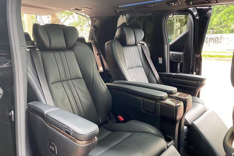 Toyota Alphard sở hữu hàng ghế thứ 2 hạng thương gia với thiết kế 2 ghế tách biệt. Ghế ngồi tại đây có thiết kế rất lớn, trang bị bàn làm việc ốp gỗ, đệm bắp đùi chỉnh điện, bệ tỳ tay cố định, ngả điện, trượt cơ, tựa đầu điều chỉnh cơ, ... hàng ghế thứ 3 có thể gập lại và treo gọn lên 2 bên.