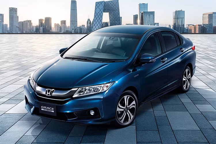 Ngoài khác biệt về động cơ, Honda Grace tại Nhật Bản còn vượt trội City ở trang bị an toàn. Cụ thể Grace sở hữu hệ thống cảnh báo chệch làn đường, tự động giữ làn đường, ga tự động thích ứng, cảnh báo va chạm phía trước, tự động phanh khi gặp vật cản có thể gây tai nạn. Đây là những trang bị không hề có trên Honda City tại các thị trường khác. Ngoài ra xe còn có 6 túi khí và các trang bị an toàn cơ bản khác.