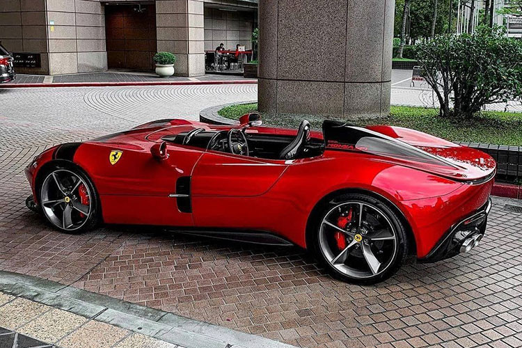 Có vẻ sau khi xem những hình ảnh này, tay chơi Minh Nhựa nên thủ sẵn 2 cây dù che mưa là vừa nếu muốn lái McLaren Elva tại Việt Nam. Qua đoạn video này có thể thấy, có tiền mua siêu xe triệu đô như Ferrari Monza nhưng cũng phải lo ướt nhẹp khi trời bất ngờ đổ mưa như người đi xe máy.