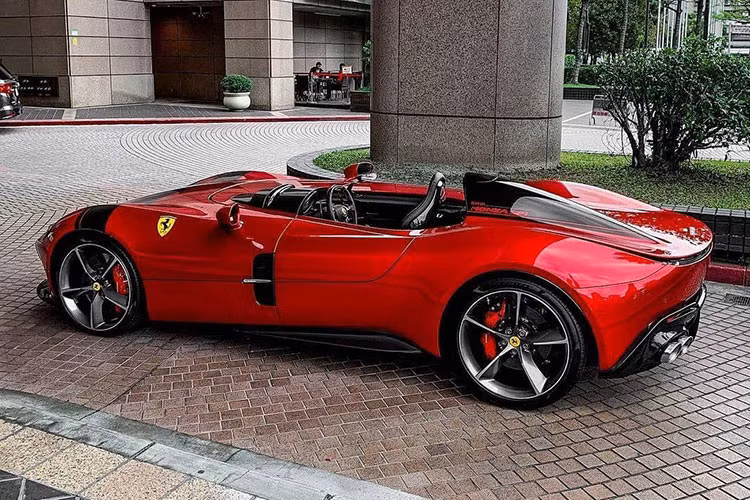 Có vẻ sau khi xem những hình ảnh này, tay chơi Minh Nhựa nên thủ sẵn 2 cây dù che mưa là vừa nếu muốn lái McLaren Elva tại Việt Nam. Qua đoạn video này có thể thấy, có tiền mua siêu xe triệu đô như Ferrari Monza nhưng cũng phải lo ướt nhẹp khi trời bất ngờ đổ mưa như người đi xe máy.