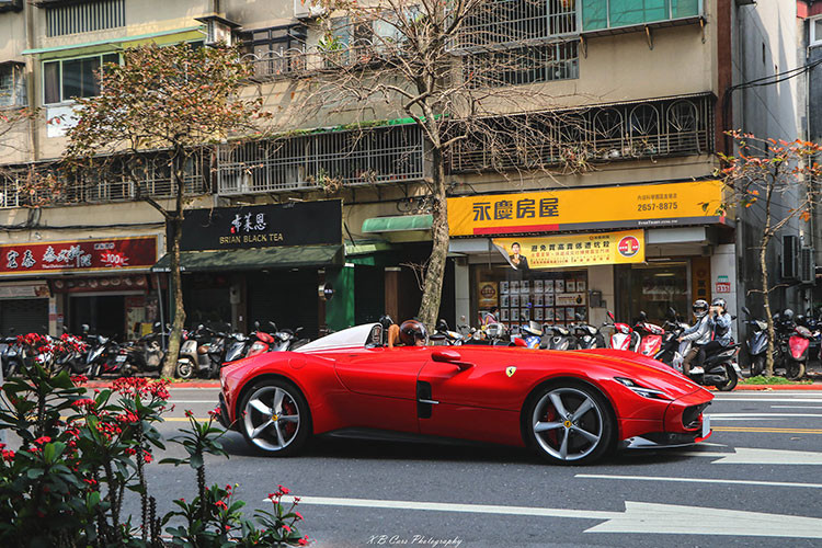 Ferrari Monza SP1 sở hữu động cơ mạnh mẽ V12, dung tích 6,5 lít sẽ giúp siêu xe chỉ mất thời gian 2,9 giây để tăng tốc lên 100 km/h từ vị trí xuất phát, thêm 5 giây nữa để đạt tốc độ 200 km/h trước khi chạm ngưỡng tốc độ tối đa của xe vào khoảng 300 km/h. 