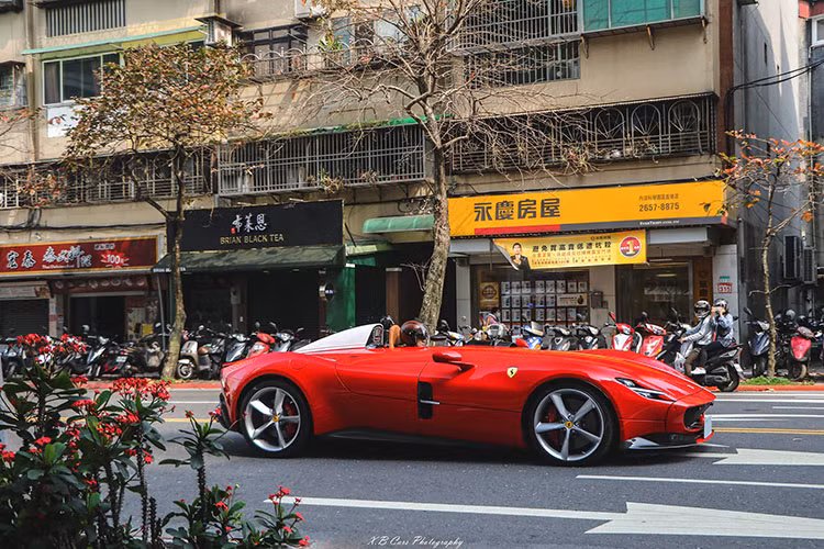 Ferrari Monza SP1 sở hữu động cơ mạnh mẽ V12, dung tích 6,5 lít sẽ giúp siêu xe chỉ mất thời gian 2,9 giây để tăng tốc lên 100 km/h từ vị trí xuất phát, thêm 5 giây nữa để đạt tốc độ 200 km/h trước khi chạm ngưỡng tốc độ tối đa của xe vào khoảng 300 km/h. 