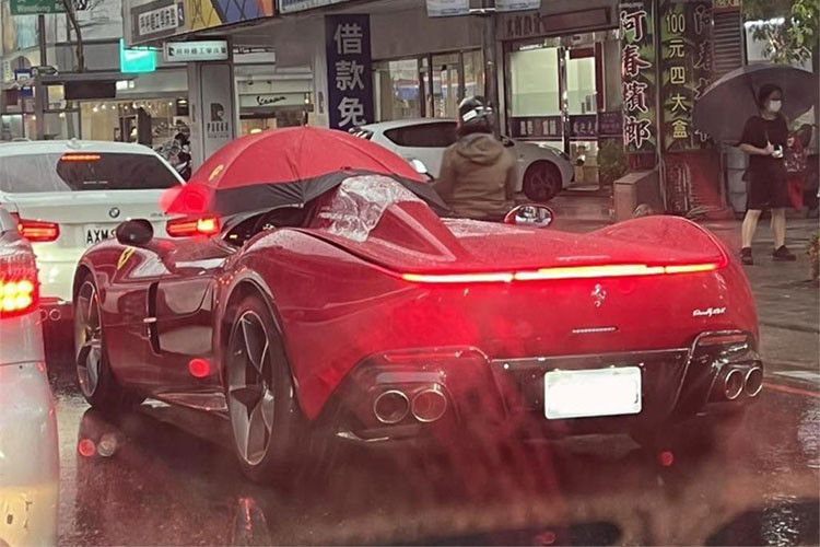 Siêu xe Ferrari Monza không mui trị giá đáng kinh ngạc, lên đến 85 triệu Tân Đài Tệ (khoảng 65 tỷ đồng) lại không thể che mưa cho chủ nhân, khi trời bất ngờ đổ mưa lớn.