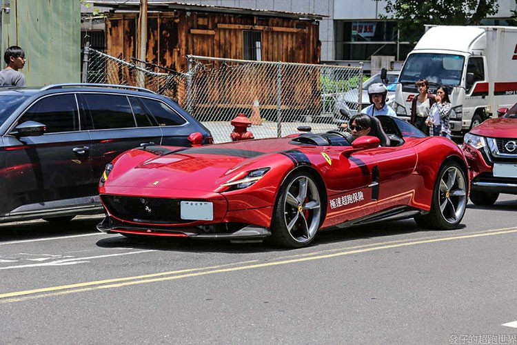 Ngay sau đó, hình ảnh này khi được chia sẻ lên mạng xã hội đã nhanh chóng thu hút sự thích thú của cộng đồng mạng, với cư dân mạng, họ còn chế nhạo về sự giản dị và khiêm tốn được thể hiện bởi cá nhân giàu có. Điều đáng chú ý là ngay cả chiếc ô mà chủ xe cầm cũng mang nhãn hiệu Ferrari danh giá.