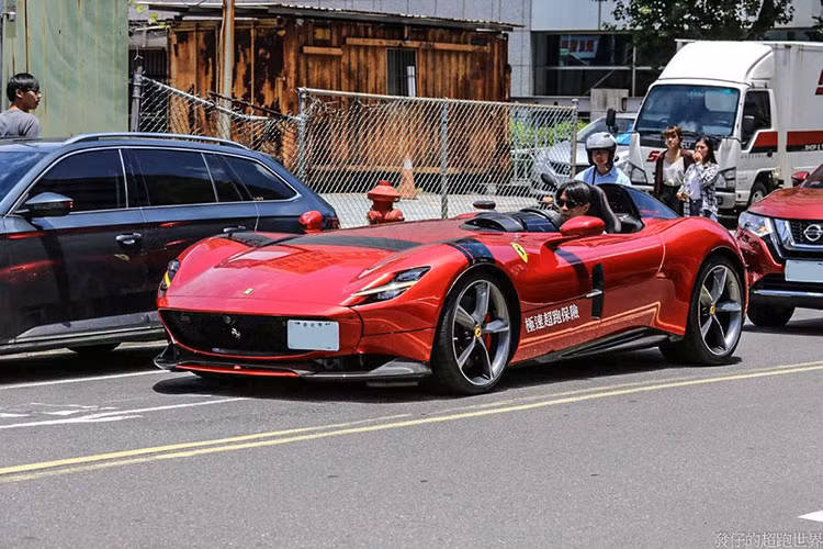 Ngay sau đó, hình ảnh này khi được chia sẻ lên mạng xã hội đã nhanh chóng thu hút sự thích thú của cộng đồng mạng, với cư dân mạng, họ còn chế nhạo về sự giản dị và khiêm tốn được thể hiện bởi cá nhân giàu có. Điều đáng chú ý là ngay cả chiếc ô mà chủ xe cầm cũng mang nhãn hiệu Ferrari danh giá.