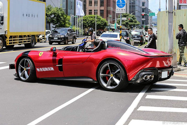 Bất chấp sự hài hước mà bức ảnh mang lại, bản thân chủ nhân chiếc Ferrari Monza SP1 có thể sẽ không cảm thấy thoải mái khi bị mang ra trêu chọc, hãy nhìn đi, anh ta khác gì những người xe máy, đi ô tô giá đắt đỏ mà chiếc xe không thể che mưa được cho chủ xe.