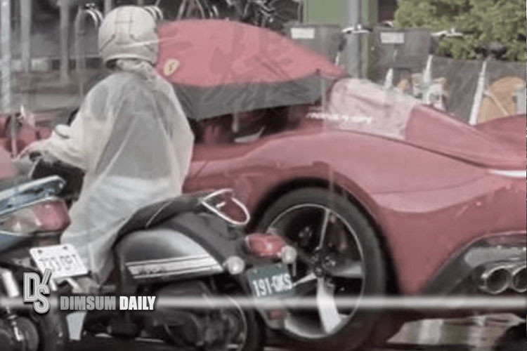 Qua tìm hiểu, chúng tôi được biết, chiếc siêu xe xa hoa này được biết đến với cái tên Ferrari Monza SP1 hơn 65 tỷ đồng, là một sản phẩm hiếm có, chỉ có 499 chiếc được sản xuất trên toàn thế giới, thậm chí, đây còn là dòng xe "ích kỷ" vì chỉ đúng 1 chỗ ngồi dành cho người lái.