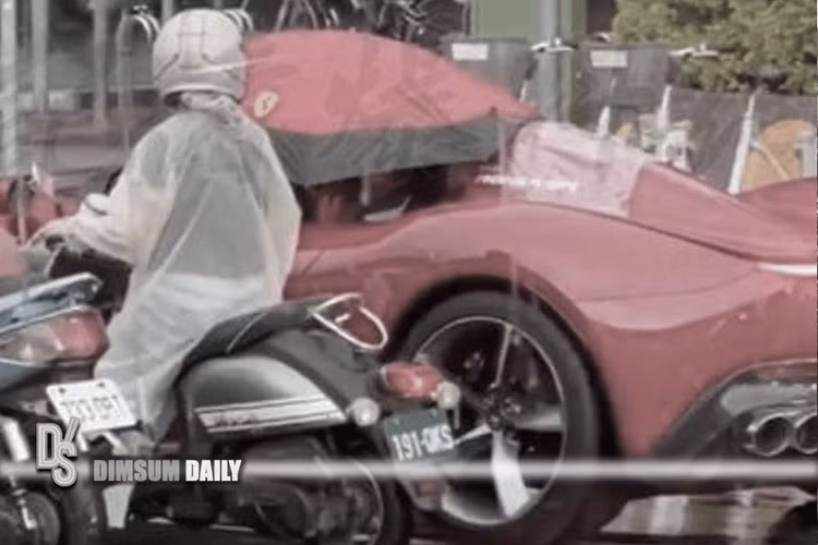 Qua tìm hiểu, chúng tôi được biết, chiếc siêu xe xa hoa này được biết đến với cái tên Ferrari Monza SP1 hơn 65 tỷ đồng, là một sản phẩm hiếm có, chỉ có 499 chiếc được sản xuất trên toàn thế giới, thậm chí, đây còn là dòng xe "ích kỷ" vì chỉ đúng 1 chỗ ngồi dành cho người lái.