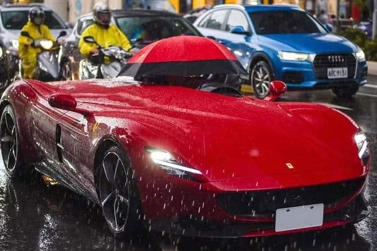 Những người đi đường trên một con phố nhộn nhịp ở Đài Trung, Đài Loan vào ngày 19/8/2023 đã được chứng kiến một cảnh tượng hy hữu, và có thể xem là bất thường nhất từ trước đến nay khi một chiếc siêu xe Ferrari Monza phải đội ô che mưa khi lăn bánh trên phố.