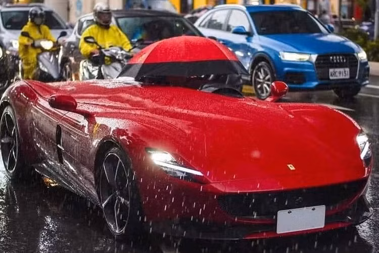 Những người đi đường trên một con phố nhộn nhịp ở Đài Trung, Đài Loan vào ngày 19/8/2023 đã được chứng kiến một cảnh tượng hy hữu, và có thể xem là bất thường nhất từ trước đến nay khi một chiếc siêu xe Ferrari Monza phải đội ô che mưa khi lăn bánh trên phố.