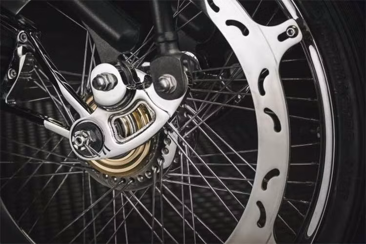 Hệ thống treo phía trước của chiếc xe đã được nhóm Galaxy Custom chế tạo, kết hợp với phanh đĩa trước của Buell theo kiểu Zero Torsional Load (ZTL). Phía sau của chiếc Yamaha XS650 sử dụng phanh tang trống.