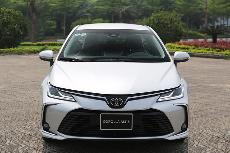 Vị trí tiếp theo là Toyota Corolla Altis doanh số thấp, chỉ đạt 15 xe. So với tháng liền trước, doanh số của mẫu sedan hạng C này giảm đến 57,1%. Với kết quả này, Toyota Corolla Altis nhiều khả năng sẽ tiếp tục đứng cuối cùng trong phân khúc sedan hạng C nếu xét về mặt doanh số.
