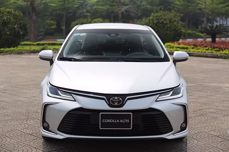 Vị trí tiếp theo là Toyota Corolla Altis doanh số thấp, chỉ đạt 15 xe. So với tháng liền trước, doanh số của mẫu sedan hạng C này giảm đến 57,1%. Với kết quả này, Toyota Corolla Altis nhiều khả năng sẽ tiếp tục đứng cuối cùng trong phân khúc sedan hạng C nếu xét về mặt doanh số.