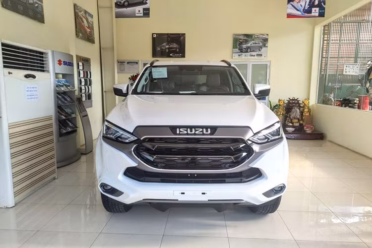 Bán nhỉnh hơn Toyota Corolla Altis đúng 3 xe là Isuzu mu-X. Mẫu SUV hạng trung này mang về kết quả bán hàng 18 xe trong tháng 6/2024, tăng trưởng 50%. Tuy tăng trưởng nhưng doanh số của Isuzu mu-X quá khiêm tốn nên vẫn xuất hiện trong top 10 ôtô bán kém nhất thị trường.
