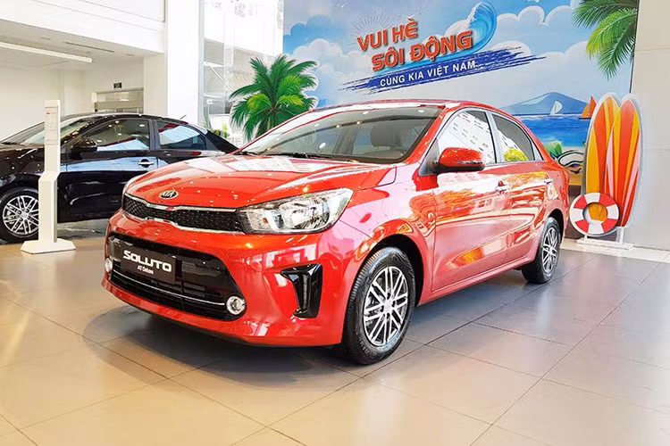 Cuối cùng là Kia Soluto với doanh số đạt 45 xe, tăng trưởng 80%. Trong những tháng liền trước, mẫu sedan hạng B này cũng có mặt trong top 10 ôtô bán kém nhất thị trường. Có thể thấy giá bán thuộc hàng rẻ nhất phân khúc cũng không giúp Kia Soluto trở thành lựa chọn yêu thích của người Việt.