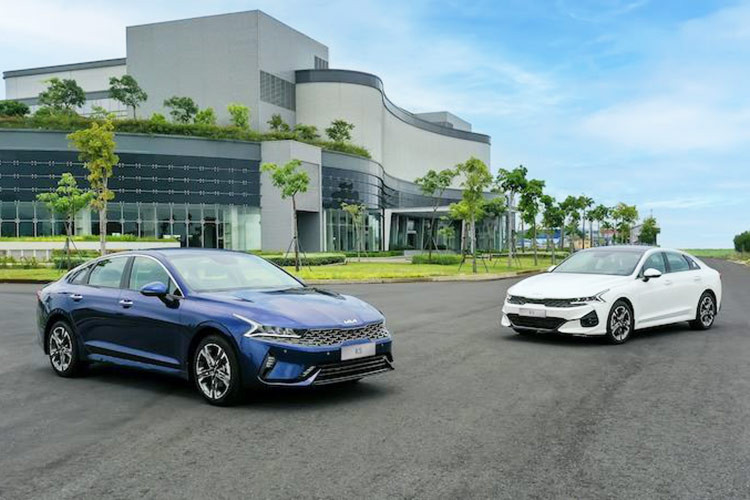 Tiếp theo đó là Mazda6 và Kia K5 với kết quả bán hàng cùng đạt 21 xe. Nếu như Kia K5 tăng trưởng nhẹ 5% thì Mazda6 giảm đến 73%. Như vậy, phân khúc sedan hạng D tại Việt Nam hiện có 4 mẫu xe thì đã có 3 đại diện lọt vào top 10 này, trừ Toyota Camry. Kết quả này phần nào cho thấy khách hàng Việt đang dần quay lưng với xe sedan hạng D.