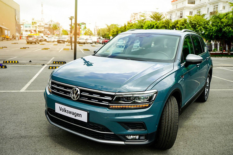 Volkswagen Tiguan thế hệ mới đã ra mắt thị trường Việt Nam từ cuối năm 2022. Tuy nhiên, vào thời điểm hiện tại, những chiếc Volkswagen Tiguan đời 2021 vẫn chưa bán hết và còn tồn kho ở đại lý. Để giải phóng hàng tồn, đại lý buộc phải chạy chương trình ưu đãi, giảm giá sâu cho dòng xe này. 