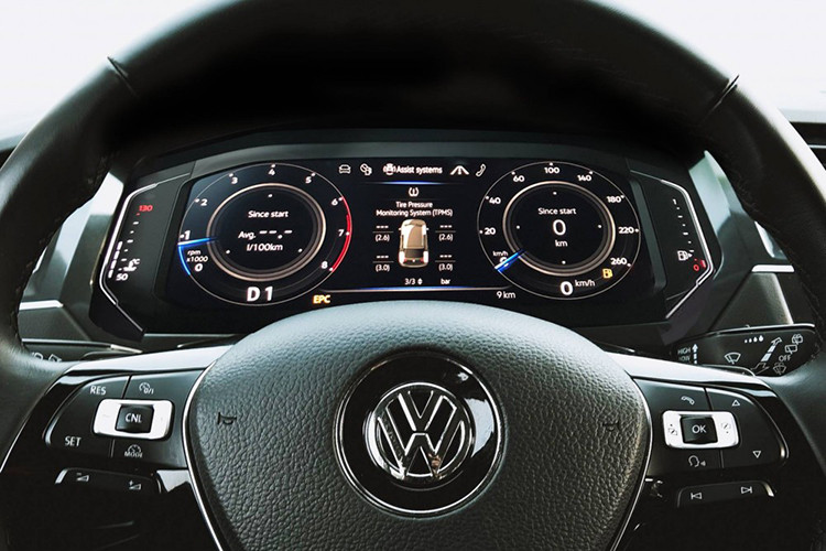 Volkswagen Tiguan đời 2021 tại Việt Nam là mẫu SUV 7 chỗ được nhập khẩu nguyên chiếc từ Mexico. Xe sở hữu kích thước dài x rộng x cao lần lượt là 4.701 x 1.839 x 1.674 mm, chiều dài cơ sở 2.787 mm và khoảng sáng gầm 201 mm. Bên cạnh đó, xe còn có thể tích khoang hành lý 1.775 lít khi gập các hàng ghế sau.